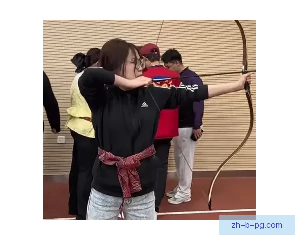 精准射箭大赛：弓弦鸣响，箭矢凌空，英姿飒爽闯龙门