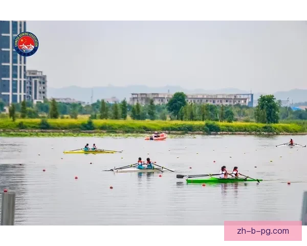 赛艇风采：勇往直前，激情竞速，荡漾湖水的光芒